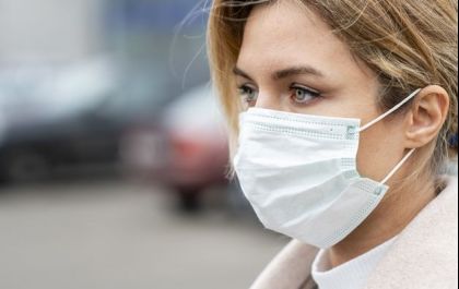 É FALSO que não é mais obrigatório o uso de máscara de proteção facial