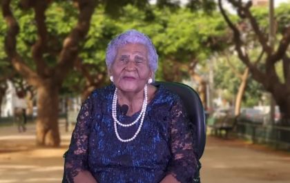 Respeitando o distanciamento família comemora o aniversário da Tia Dora com carreata