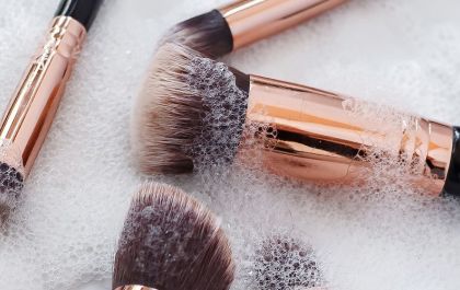 Tchau, germes! Aprenda a limpar seus pinceis de make