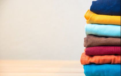 Como tirar manchas de roupas coloridas