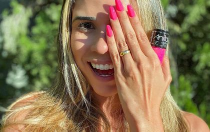 Camila Ribeiro ensina a transformar maquiagem em esmalte
