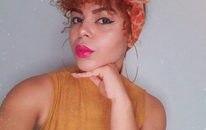 Blogueira três-lagoense ensina penteado&nbsp; para cabelo cacheado