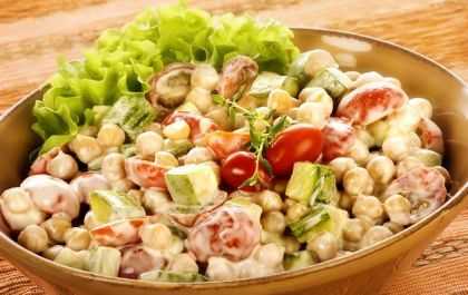 Salada de grão-de-bico e abobrinha