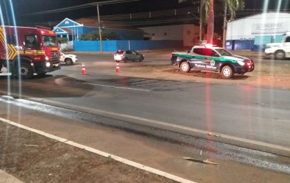 Líquido misterioso derramado na avenida causa acidentes e mau cheiro em TL