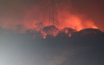 Incêndio de grandes proporções atinge a Cascalheira. Veja o vídeo