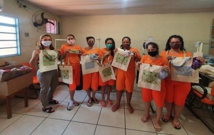 Reeducandas confeccionam kits lúdicos para crianças internadas no Auxiliadora