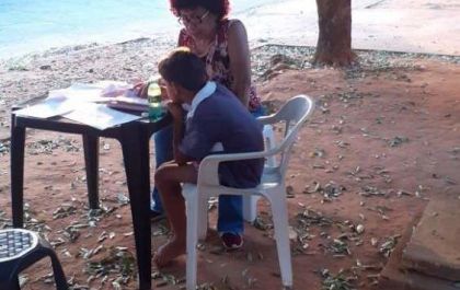 Professora de Três Lagoas monta “sala de aula”na calçada para ajudar crianças