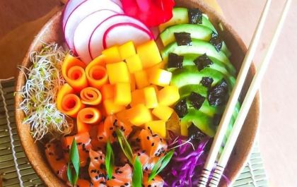 Para refrescar: Poke de salmão com brotos