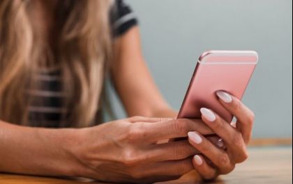 Coronavírus sobrevive até 28 dias em celular, diz estudo