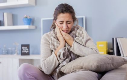 Dor de dente: o que fazer quando não posso ir ao dentista imediatamente?