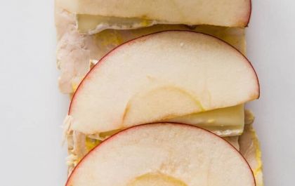 Peru fatiado, brie e maçã