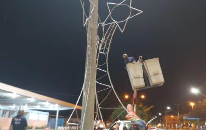 Decoração Natalina começa a ser instalada nas avenidas de Três Lagoas