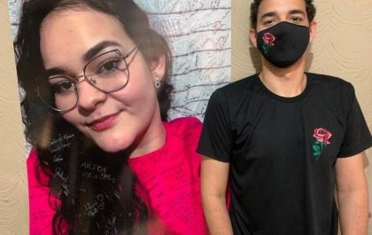 Estudante vende camisetas e máscaras para custear tratamento após amputação