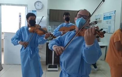 Grupo 'TrêsTom' emociona pacientes do Hospital Auxiliadora