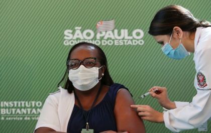Enfermeira é 1ª vacinada contra Covid-19 no Brasil