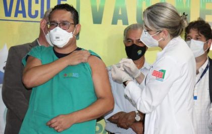 Emoção marca primeiros vacinados no MS contra Covid-19