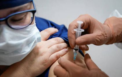 É lei: furar fila da vacinação contra Covid pode dar até 12 anos de prisão