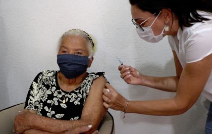 Mulher de 104 anos é a 1ª idosa a receber a vacina em Três Lagoas