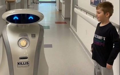 Robô conta piadas e diverte crianças internadas na pandemia