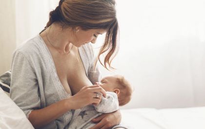Mães devem parar de amamentar por causa do coronavírus?
