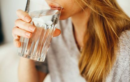 Consumo de água ajuda no combate a infecções a Covid-19