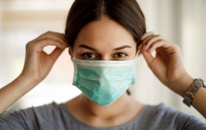 Médicos criticam liberar uso de máscara já e temem que vírus ganhe força