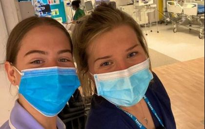Selfie da vitória: enfermeiras comemoram UTIs vazias e viralizam