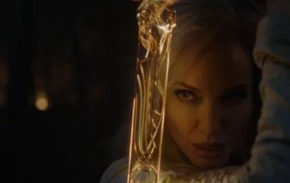 Angelina Jolie aparece de cabelos brancos em novo filme