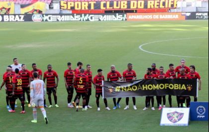 Jogadores do Sport fazem homenagens ao Gil do Vigor após ataques homofóbicos de conselheiros do clube