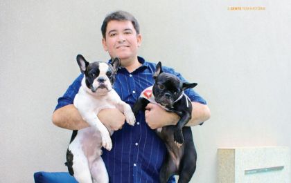 Premiado como melhor médico veterinário do Brasil, ele dedica sua vida à carreira e ao bem-estar animal
