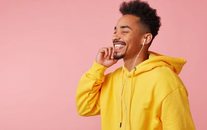 8 Podcasts para manter a atenção plena durante a caminhada