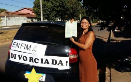 Professora comemora divórcio com faixa em carro