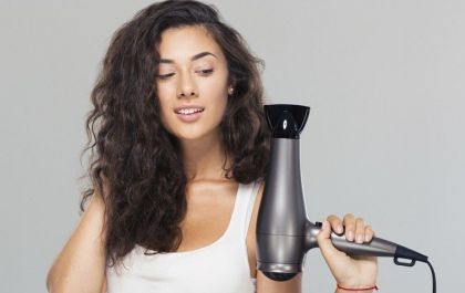 Cabelos: 10 erros que cometemos ao secar os fios com secador