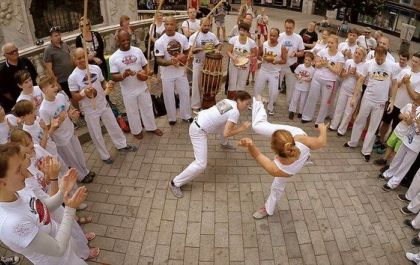 Quer aprender capoeira sem gastar dinheiro?