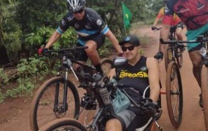Superação: Três- lagoense adapta bike e se torna inspiração na cidade