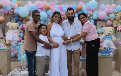 Deisy Sobral comemora seu Chá Revelação