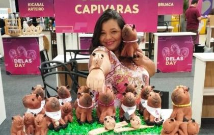 Artesã de Três Lagoas é destaque em festival sul-americano com capivaras de pelúcia