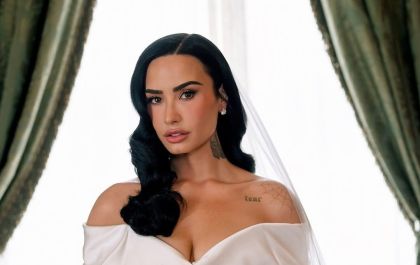 Demi Lovato se casa em cerimônia íntima e foge das tendências com vestido clássico