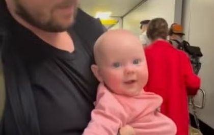 Bebê pede desculpas a passageiros após voo de 8 horas e momento viraliza nas redes