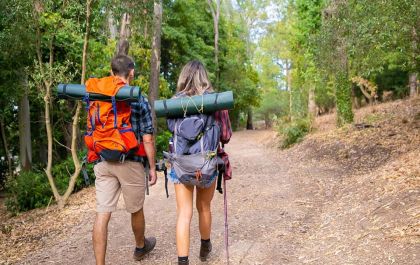 Mochilão, trilhas e esportes radicais: como se preparar para uma viagem segura