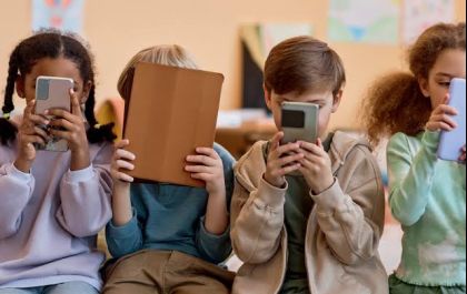 Celular na infância prejudica saúde mental infantil, alerta estudo