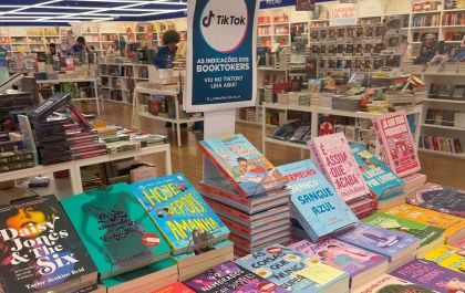 BookTok: o fenômeno do TikTok que está revolucionando a estante dos leitores