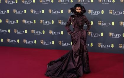 Em noite de glamour, BAFTA consagra favoritos e o tapete vermelho é aula de moda