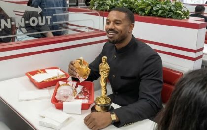 Michael B. Jordan celebra vitória histórica em lanchonete de Hollywood