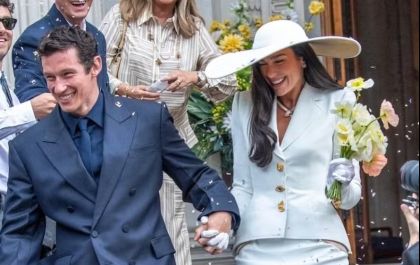 Dua Lipa se casa com look inspirado em Bianca Jagger e terno Schiaparelli
