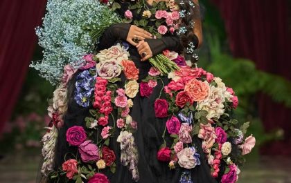 Dolce & Gabbana celebra a devoção à beleza em desfile