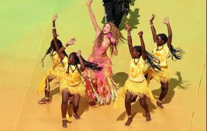 Shakira deslumbra na Copa com criação exclusiva de Roberto Cavalli e 200 mil cristais Swarovski