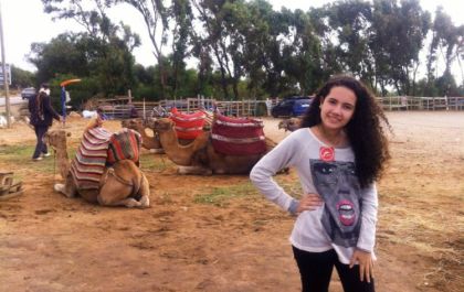 Com 17 anos de idade, Maria viaja pelo mundo desde os 12 com a mãe; conheça uma aventura
