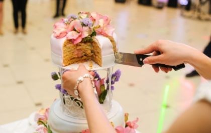 Convidada enche tupperware em casamento e noiva desabafa