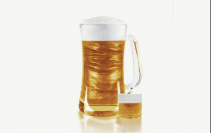 Cerveja com glitter é real e estamos hipnotizadas com essa combinação!
